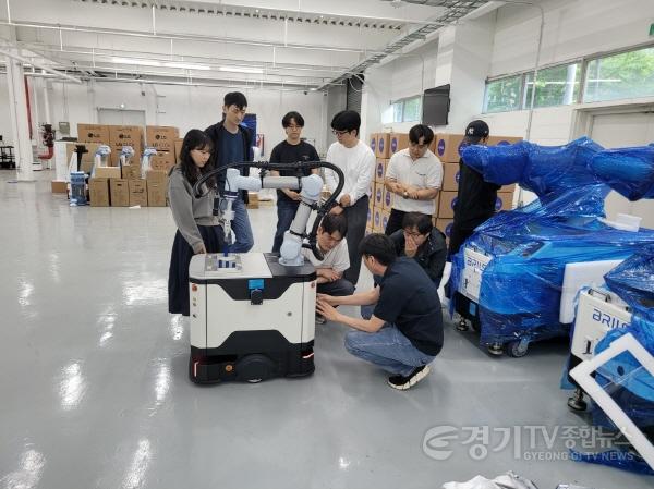 [크기변환][기획보도 사진(5)]2025년 6월 19일 로봇직업교육센터(경기테크노파크 플랜트2동)에서 로봇 제어 기법에 대한 교육이 진행되고 있다..jpg