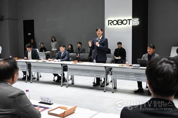 [크기변환][기획보도 사진(2)]이민근 안산시장이 2026년 3월 20일 로보티즈 본사를 방문해 ASV 경제자유구역 투자유치를 위한 설명을 하고 있다..jpg