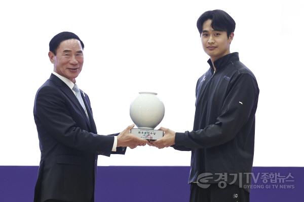 [크기변환]1-4. 제72회 경기도체육대회 시상식에서 화성특례시 소속 백인철선수에게 MVP 상패를 수여하며 기념촬영을 하고 있다..jpg