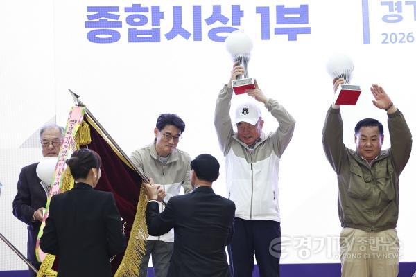 [크기변환]1-3. 화성특례시 선수단이 제72회 경기도체육대회 종합우승을 차지한 뒤 시상식에서 우승 트로피를 들어 올리며 기념촬영을 하고 있다..jpg