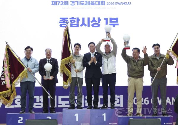 [크기변환]1-2. 화성특례시 선수단과 관계자들이 제72회 경기도체육대회 종합우승 시상대에서 단체로 기념촬영을 하며 우승의 기쁨을 나누고 있다..jpg