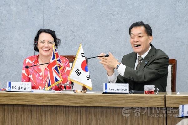 [크기변환]사진1)수원특례시, 영국 명문 사립학교 베넨든스쿨과 수원 경제자유구역 예정지에 분교 설립을 위한 업무협약 체결.jpg