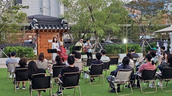 [크기변환]이미지_2025 정조테마공연장 버스킹 공연_조용찬트리오.jpg