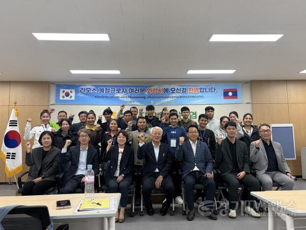 [크기변환]6. 화성특례시와 수원지구원예농협 관계자들이 라오스 계절근로자들과 함께 환영식에서 기념촬영을 하고 있다.jpeg