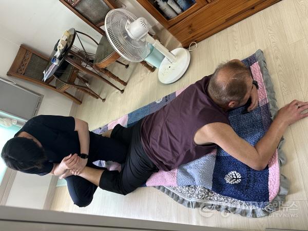 [크기변환]2_누구나 돌봄 _재활돌봄 서비스 현장.jpg