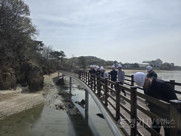 [크기변환]4-3. 안전관리자문단과 시 관계자들이 황금해안길 해상데크 구간을 따라 구조물 안전상태를 점검하고 있다.jpg