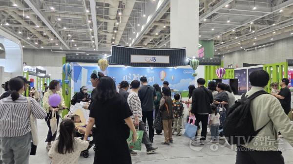 [크기변환]보도자료1-2 시흥갯골축제 홍보관 운영 현장.jpg