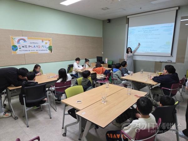 [크기변환]1 평택교육지원청과 평택시립 지산초록도서관 공동 주관 영어문화 체험 프로그램 위플레이학교 성황.jpg