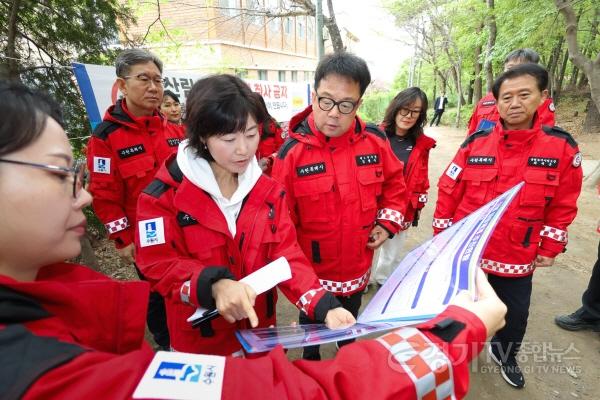 [크기변환]사진1)김현수 수원시 제1부시장, 광교상 닐원 산불감시 초소 방문해 산불 대응체계 점검.jpg