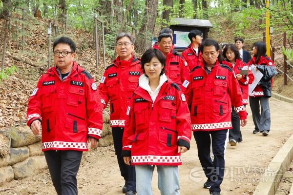 [크기변환]사진2)김현수 수원시 제1부시장, 광교산 일원 산불감시 초소 방문해 산불 대응체계 점검.jpg