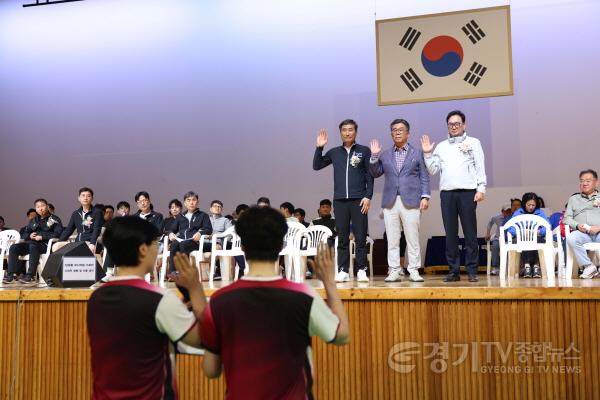 [크기변환]사진1) 2026 평택시의장배 배드민턴대회에서 선서하는 모습 (좌로부터 박종선 평택시배드민턴 협회장, 평택시의회 이윤하 의장, 박종근 평택시 체육회장) (1).jpg