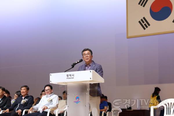 [크기변환]사진2) 2026 평택시의장배 배드민턴대회에서 축사하는 이윤하 의장 (1).jpg