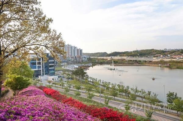 [크기변환]2026.04.22.[포토 뉴스]분홍빛 철쭉바다'소문난 꽃의 낙원'-14.jpg