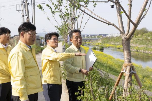 [크기변환]8-1. 윤성진 화성특례시장 권한대행이 황구지천 일대를 점검하며 하천 범람 대비 상황을 살피고 있다.jpg