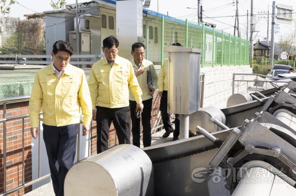 [크기변환]8-2. 윤성진 화성특례시장 권한대행이 배수펌프장 시설을 점검하며 장비 작동 상태를 확인하고 있다.jpg
