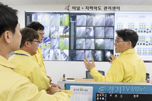 [크기변환]8-3. 윤성진 화성특례시장 권한대행이 봉담지하차도 관리센터에서 CCTV 모니터링 시스템을 점검하고 있다.jpg