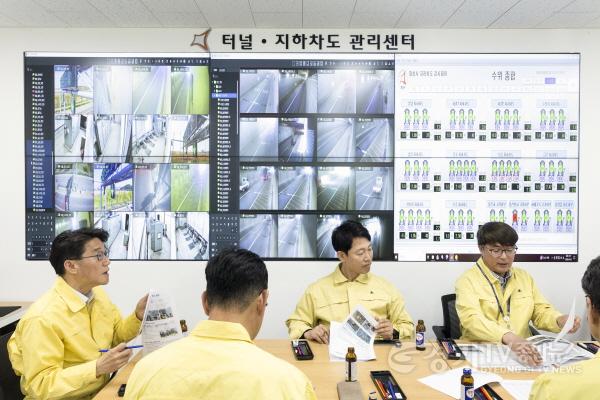 [크기변환]8-4. 윤성진 화성특례시장 권한대행이 관계 공무원들과 함께 재해취약시설 점검 내용을 공유하며 대응 방안을 논의하고 있다.jpg