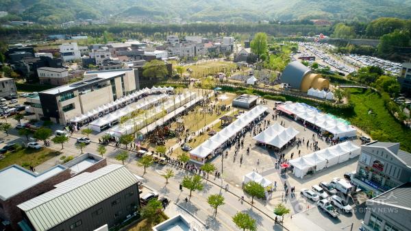 [크기변환]1 40년의 불과 흙 미래를 빚다2.jpg