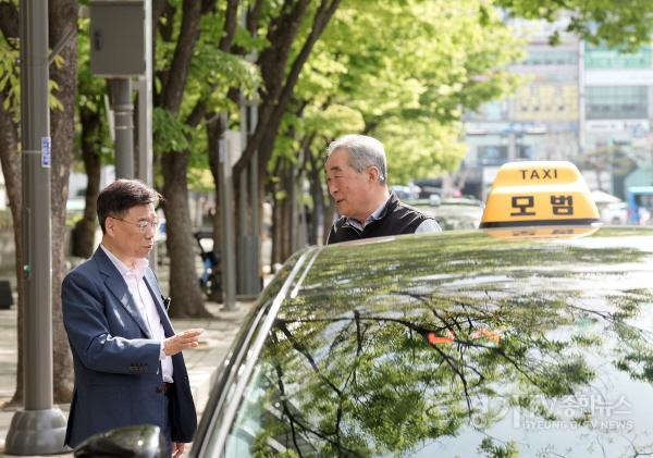 [크기변환]대중교통과-최근 국제유가 상승으로 운수사업자의 유류비 부담이 커진 가운데, 신상진 성남시장이 16일 한 택시 운수종사자와 만나 대화를 나누고 있다..jpg