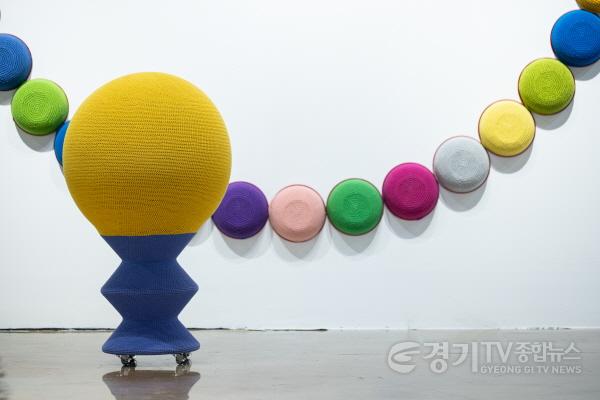 [크기변환][0424] 경기상상캠퍼스, 어린이 체험전시 _우리들의 작은 우주_ 개막_참고(2-2) 백인교 _춤추는.색(부분) (사진 제공_대전시립~.jpg