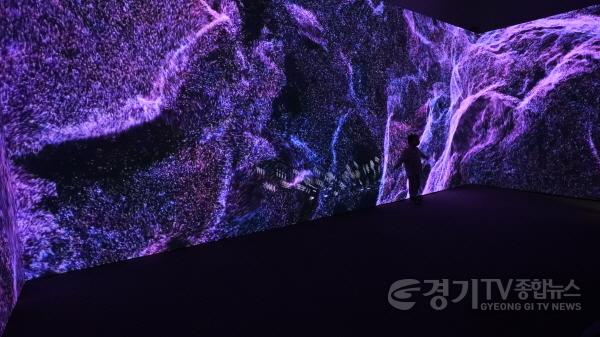 [크기변환][0424] 경기상상캠퍼스, 어린이 체험전시 _우리들의 작은 우주_ 개막_참고(4) 황선정 _워프(warp), 따뜻하고 반짝이는_.jpg