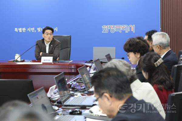 [크기변환]1-1. 윤성진 화성특례시 제1부시장이 ‘제16회 화성 뱃놀이 축제’ 성공 개최를 위한 전략회의를 주재하며 주요 추진사항을 점검하고 있다(1).jpg
