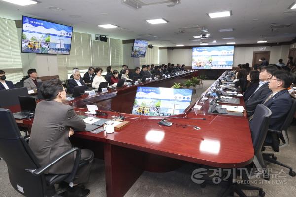 [크기변환]1-2. 윤성진 화성특례시 제1부시장이 ‘제16회 화성 뱃놀이 축제’ 성공 개최를 위한 전략회의를 주재하며 주요 추진사항을 점검하고 있다 (2).jpg