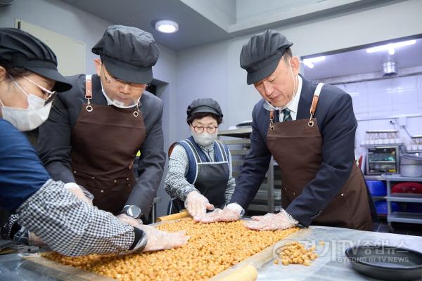 [크기변환]06-이충우 여주시장, 여주시니어클럽 공동체사업단 현장 찾아 노인일자리 참여자 격려.jpg