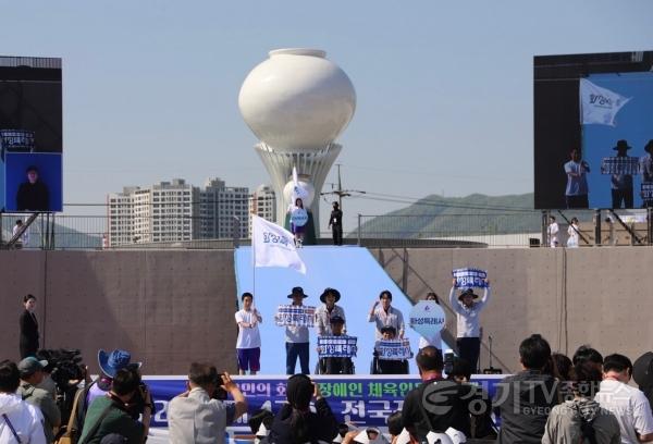 [크기변환]1-1. 경기도장애인체육대회 개회식에서 화성특례시 선수단이 성화 점화 퍼포먼스 행사를 진행하며 기념촬영을 하고 있다.jpg