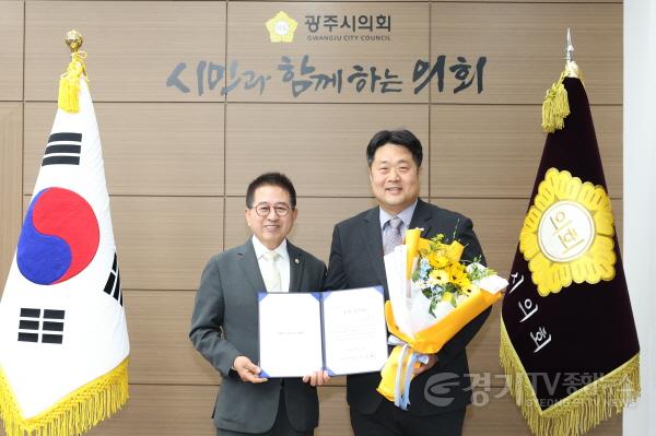 [크기변환]4월 칭찬 공무원 사진2.jpg