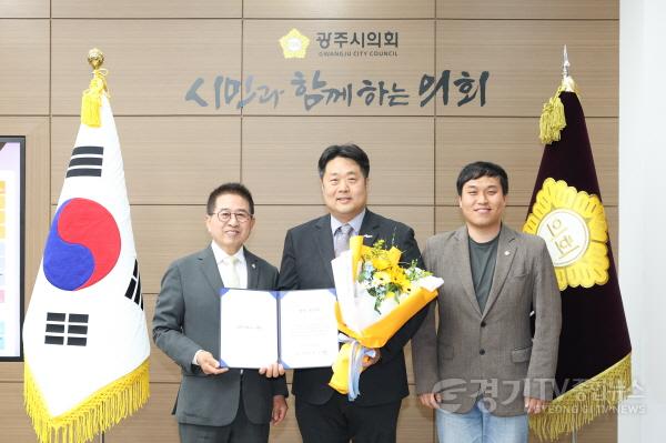 [크기변환]4월 칭찬공무원 사진.jpg