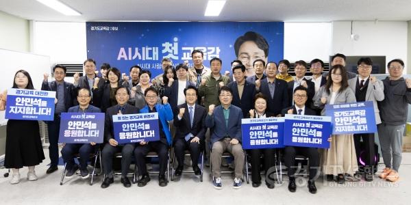 [크기변환]안민석캠프_성기선_안민석_민주·진보_단일후보와_결합(보도사진2)_0428.jpg