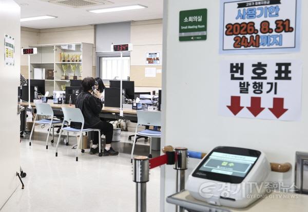 [크기변환]7-2. 동탄5동 행정복지센터에서 고유가 피해지원금 신청 접수 업무가 이뤄지고 있다.jpg