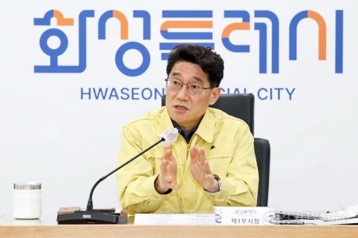 [크기변환]사진설명1) 수원특례시의회가 8일 본회의장에서 제400회 임시회 제2차 본회의를 열고 조례안 등 안건을 심의·의결하고 있다.jpg