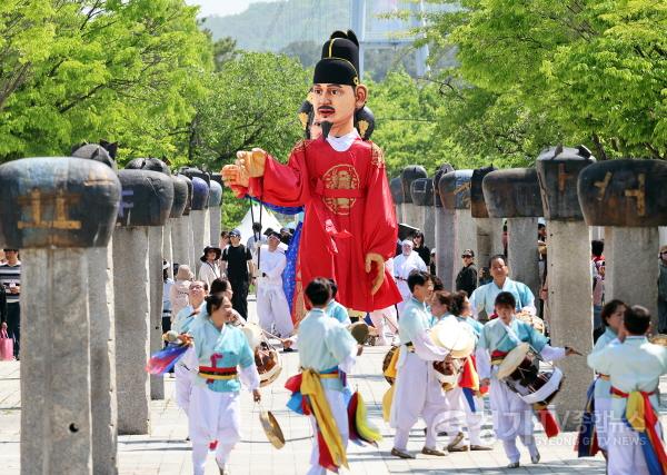 [크기변환]세종대왕 퍼레이드.jpg