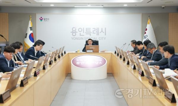 [크기변환]3-1. 용인특례시가 11일 영상회의실에서 간부공무원회의를 열었다. (1).jpg
