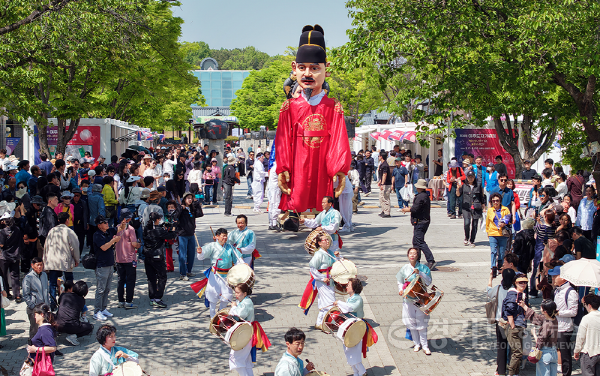 [크기변환]세종대왕대형인형.png