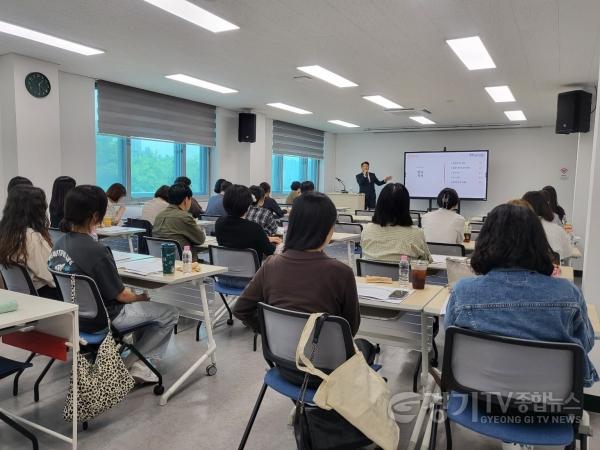 [크기변환]3. 화성특례시가 14일 화성시민대학에서 읍면동 간호직 공무원을 대상으로 2026년 읍면동 간호직 공무원 역량강화 교육을 진행하고 있다.jpg
