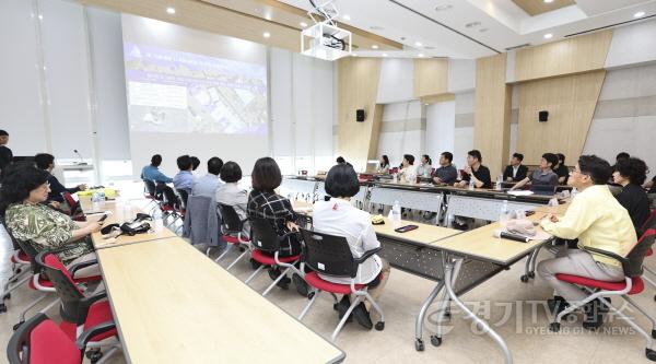 [크기변환]6-3. 윤성진 화성특례시장 권한대행이 제16회 화성 뱃놀이 축제 현장 로드체킹 후 관계자들과 안전관리 대책을 논의하고 있다(1).jpg