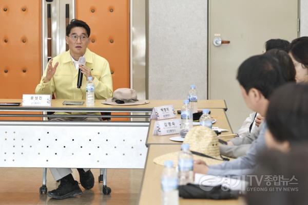 [크기변환]6-4. 윤성진 화성특례시장 권한대행이 제16회 화성 뱃놀이 축제 현장 로드체킹 후 관계자들과 안전관리 대책을 논의하고 있다(2).jpg