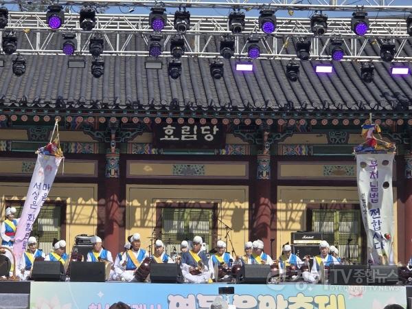 [크기변환]1-2. 2026 화성특례시 연등음악축제 1부 사전공연에서 지역 문화예술단체 관계자들이 효림당 앞 무대에 올라 신명 나는 사물놀이 공연을 펼치고 있다.jpg