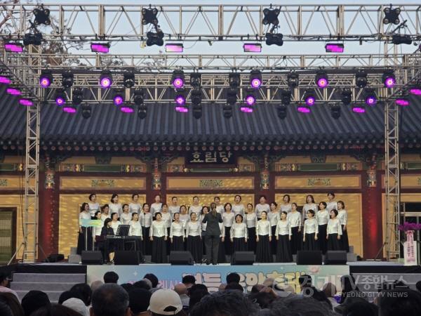 [크기변환]1-3. 2026 화성특례시 연등음악축제를 찾은 시민들을 향해 합창단원들이 아름다운 화음으로 감동적인 무대를 선사하고 있다.jpg