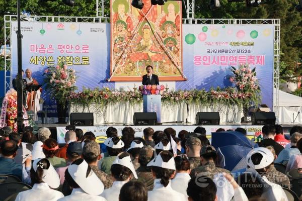 [크기변환]2-2. 용인특례시 류광열 제1부시장이 17일 2026 용인시민연등축제에서 인사말을 하고 있다.jpg