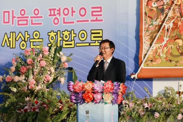 [크기변환]2-1. 용인특례시 류광열 제1부시장이 17일 2026 용인시민연등축제에서 인사말을 하고 있다.jpg