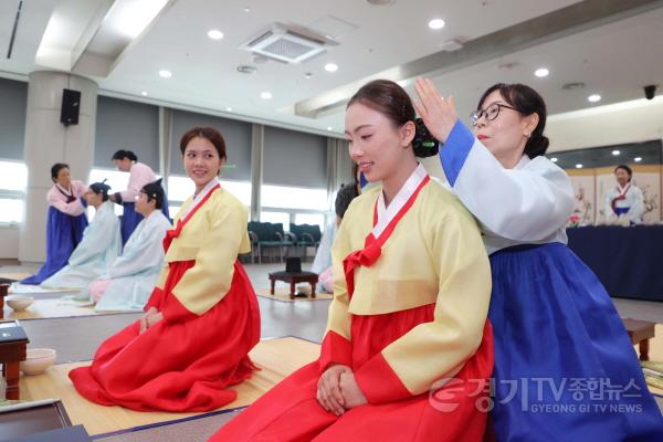 [크기변환]4-3. 용인특례시가 18일 진행한 전통성년례에서 외국인 참가자가 성인이 된 의미의 비녀를 꽂고 있다.JPG