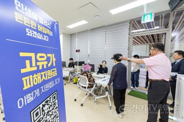 [크기변환]사진2)김현수 수원특례시장 권한대행, 고유가 피해지원금 접수현장 점검.jpg