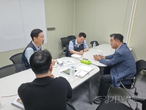 [크기변환]7. 지난 19일 서영석 용인특례시 상수도사업소장(오른쪽)이 SK하이닉스 공사 관계자를 만나 공사용수 사용 자제를 요청하고 있다.jpg