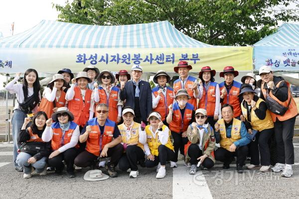 [크기변환]3-6. 윤성진 화성특례시장 권한대행이 화성 뱃놀이 축제 현장에서 자원봉사자들을 격려한 뒤 기념촬영을 하고 있다.jpg