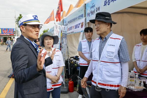 [크기변환]3-7. 윤성진 화성특례시장 권한대행이 화성 뱃놀이 축제 현장에서 화성시보건소 의료지원센터 근무자들을 격려하고 있다.jpg