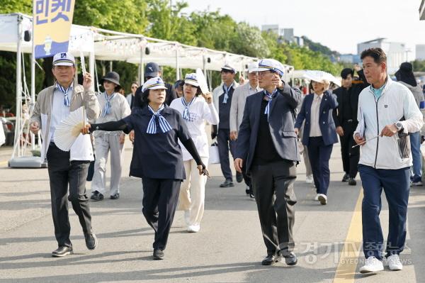 [크기변환]3-8. 윤성진 화성특례시장권한대행을 비롯하여 관계자들이 화성 뱃놀이 축제 현장을 찾아 안전관리 상황을 점검하고 있다.jpg